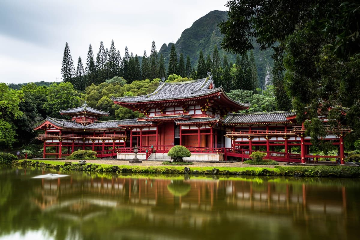 复古旅行海报，大字"TOKYO"，背景是富士山，樱花环绕画面，粗体装饰艺术字体，柔和粉彩色调搭配珊瑚色和青色点缀，复古颗粒纹理