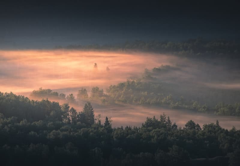 Panoráma futuristického města za zlaté hodinky, skleněné věže odrážející barvy z